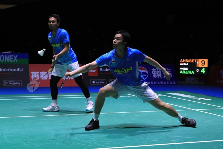 Mohammad Ahsan/Hendra Setiawan bertanding melawan M.R. Arjun/Dhruv Kapila di perempat final Kejuaraan Dunia BWF 2022 di Tokyo Metropolitan Gymnasium, Tokyo, Jepang, Jumat (26/8). Foto: Dok. PBSI