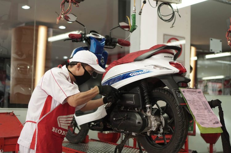 Ilustrasi mekanik sedang servis motor (foto: ist)