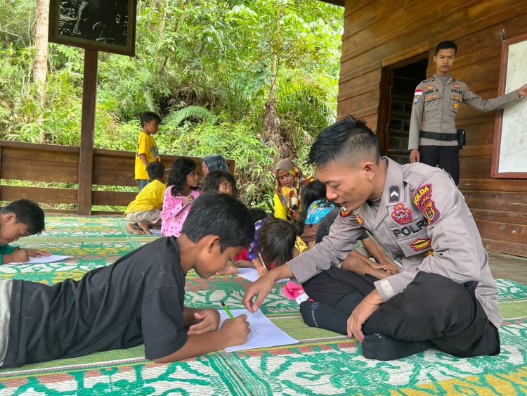 Polisi Rimba saat mengajarkan Anak-anak SAD (dok ist)