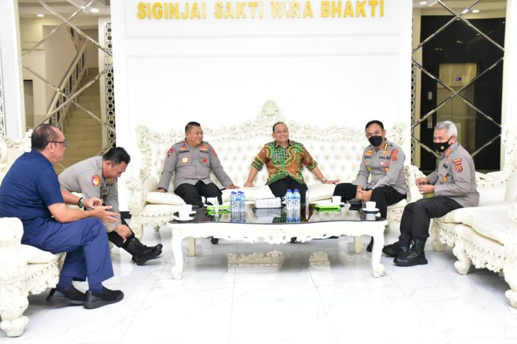 Wakapolda Jambi Brigjen Pol Yudawan Roswinarso terima kunjungan Kepala BNNP Jambi di Lobby utama Mapolda Jambi pada Selasa, (02/08/22).