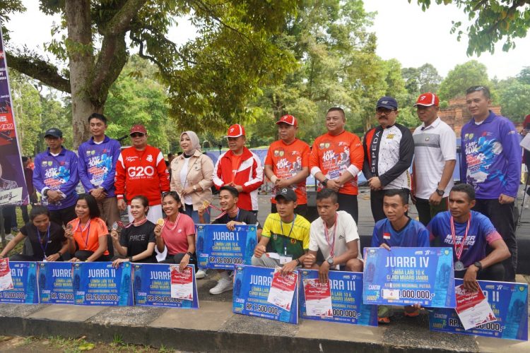 Kasrem 042/Gapu Dampingi Gubernur Jambi Lepas Peserta Lomba Lari 10 K Foto: Dok Penrem 042/Gapu)