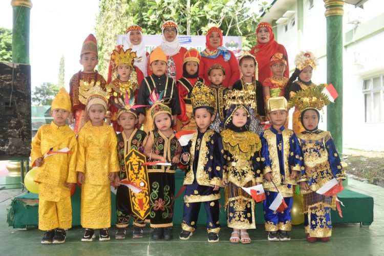 Persit KCK Koorcab Rem 042 PD II/Sriwijaya Bersama Anak-anak Peserta Lomba (Dok Ist)