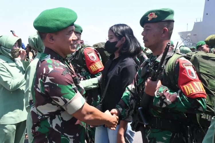 Dangartap III/Surabaya, Mayjen TNI Nurchahyanto saat melepas Satgas Yonif 511/DY (dok ist)