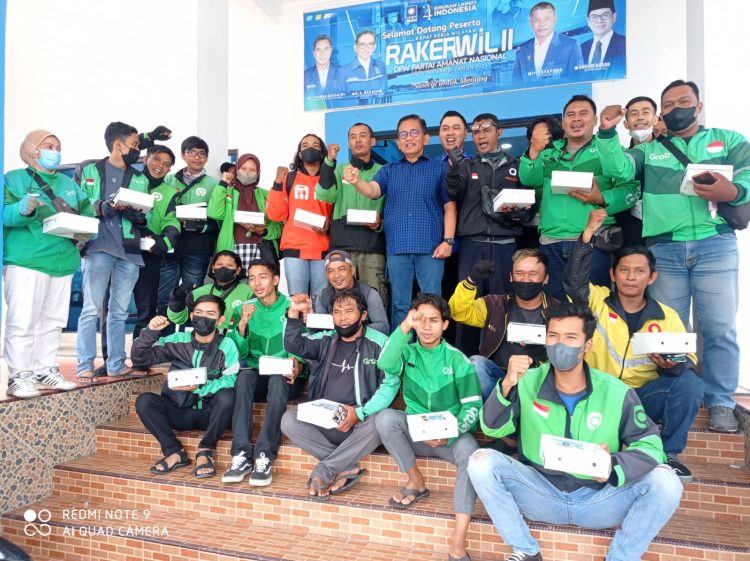 Ketua DPW PAN H. Bakri Bersama Para Ojol (Dok Ist)