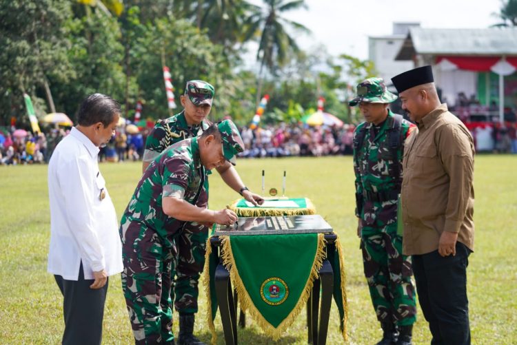 Kasad Jenderal TNI Dr. Dudung Abdurachman pada acara penutupan TMMD ke-114 (foto: dok Dispenad)