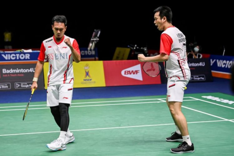 Pebulu tangkis ganda putra Indonesia Mohammad Ahsan dan Hendra Setiawan melawan ganda putra Thailand Chaloempon Charoenkitamorn dan Nanthakarn Yordphaisong di penyisihan grup A Piala Thomas Uber 2022 (Dok Ist)