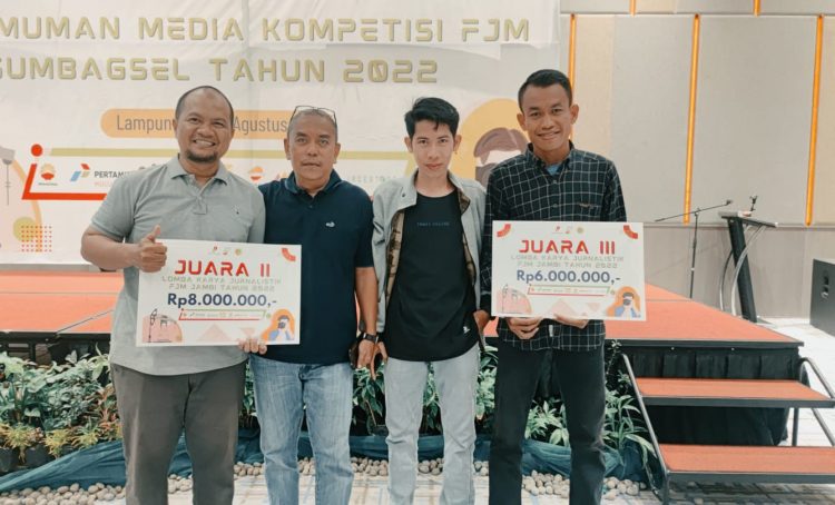 Pemenang lomba karya jurnalistik FJM bersama ketua dan sekretaris JMSI Provinsi Jambi (foto : hn)