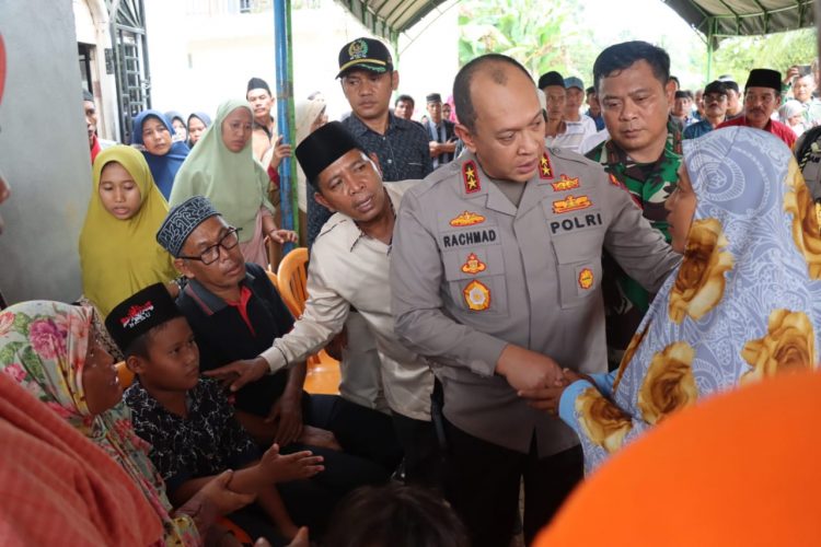 Kapolda Jambi, Irjen Pol Albertus Rachmad Wibowo bersama Danrem 042/Garuda Putih (Gapu) mendatangi lokasi kericuhan antar Desa (Dok Ist)