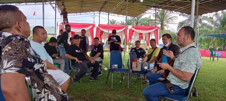 sejumlah peserta di arena pergelaran lomba dan pameran seni burung berkicau di lapangan Makodim. (Dok Ist)