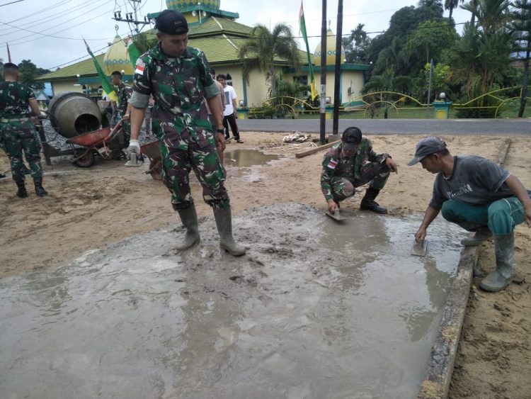 Pengecoran bangunan Yayasan Pembinaan Muslim Perbatasan (foto: Dok Pen satgas pamtas yonif 645/Gty)