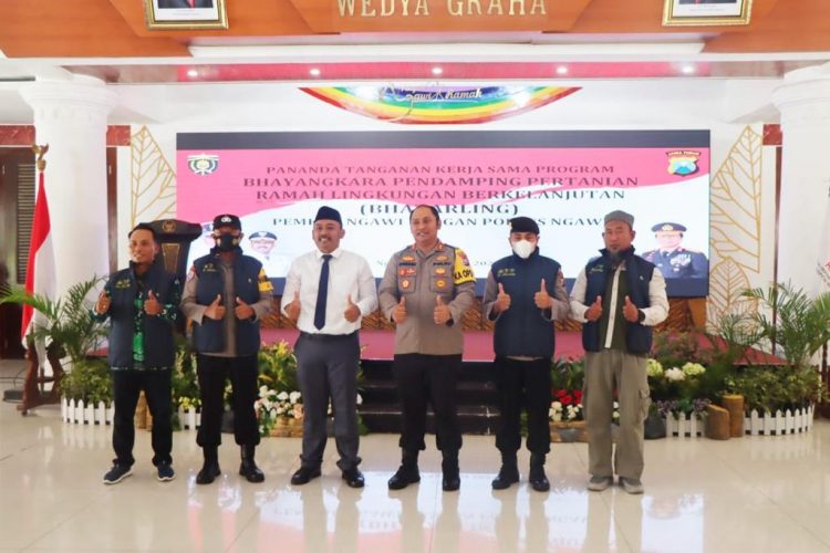 Penandatanganan MoU Program Bhayangkara Pendamping Pertanian Ramah Lingkungan (Bhatarling) dengan Bupati Ngawi Ony Anwar Harsono di gedung Wedya Graha (Dok Ist)