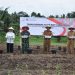 Brigjen TNI Supriono, S.IP., M.M., bersama Sekda Provinsi Jambi Tanam Perdana 10.000 Bibit Cabai Merah (foto: dok Penrem 042/Gapu)