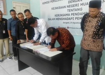 Penandatanganan kerjasama KPU Muaro Jambi dan Kejaksaan Negeri Muaro Jambi tentang pendampingan Pemilu 2024 (Dok Ist)