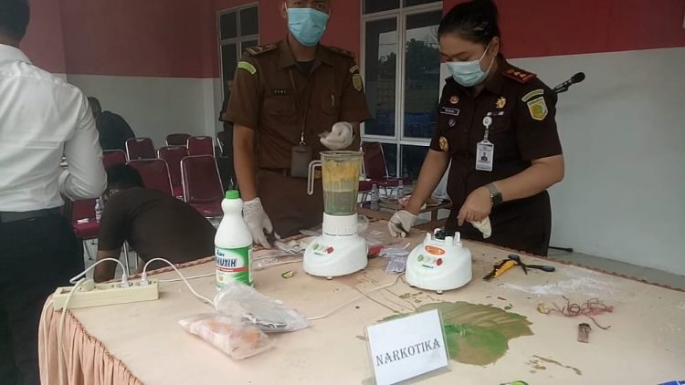 kejari Merangin Theresia Tri Widorni Memusnakan Narkotika Di dalam Blender (Doc Ist)