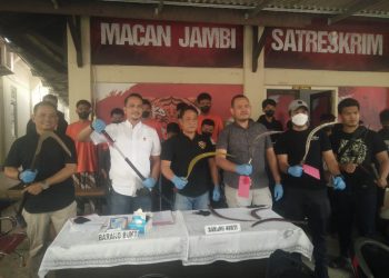 Kapolresta Jambi Kombes Pol Eko Wahyudi beserta Tim Macan Jambi Memegang Barang bukti Geng Motor (Dok Ist)