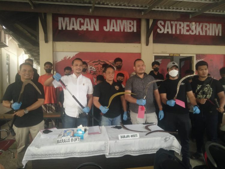 Kapolresta Jambi Kombes Pol Eko Wahyudi beserta Tim Macan Jambi Memegang Barang bukti Geng Motor (Dok Ist)