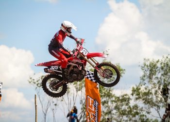 Aksi M. Delvintor Alvarizi di kelas MX2 dalam gelaran Kejurnas Motocross IndoMX National Championship (foto: Team AHRT)