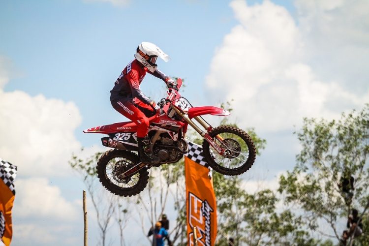 Aksi M. Delvintor Alvarizi di kelas MX2 dalam gelaran Kejurnas Motocross IndoMX National Championship (foto: Team AHRT)