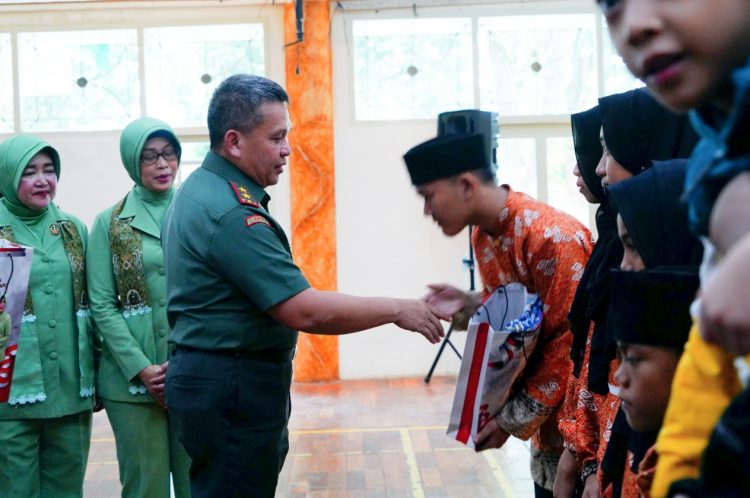 Pangdam II/Sriwijaya saat memberikan Tali Asih untuk Anak Yatim di Makorem 042/Gapu (dok. Penrem 042/Gapu)