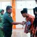 Pangdam II/Sriwijaya saat memberikan Tali Asih untuk Anak Yatim di Makorem 042/Gapu (dok. Penrem 042/Gapu)