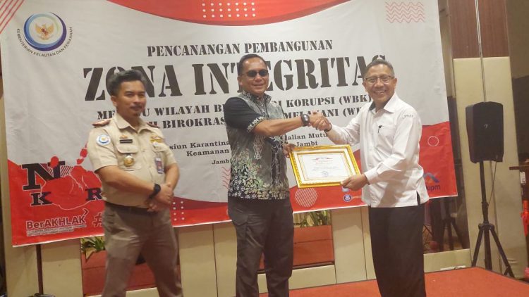 Penghargaan tersebut diterima langsung oleh Dirreskrimsus Polda Jambi Kombes Pol Christian Tory. (Doc Ist)