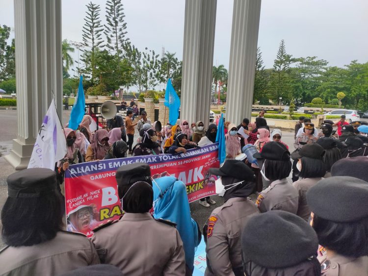 Tampak Puluhan Emak-emak Unjuk Rasa Didepan gedung DPRD Prov.Jambi. (Dok Ist)