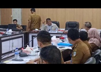 Anggota Dewan Ketua Bapemperda Sutiono Memberi Arahan Kepada Disnaker Kota Jambi (Foto: Ri3)