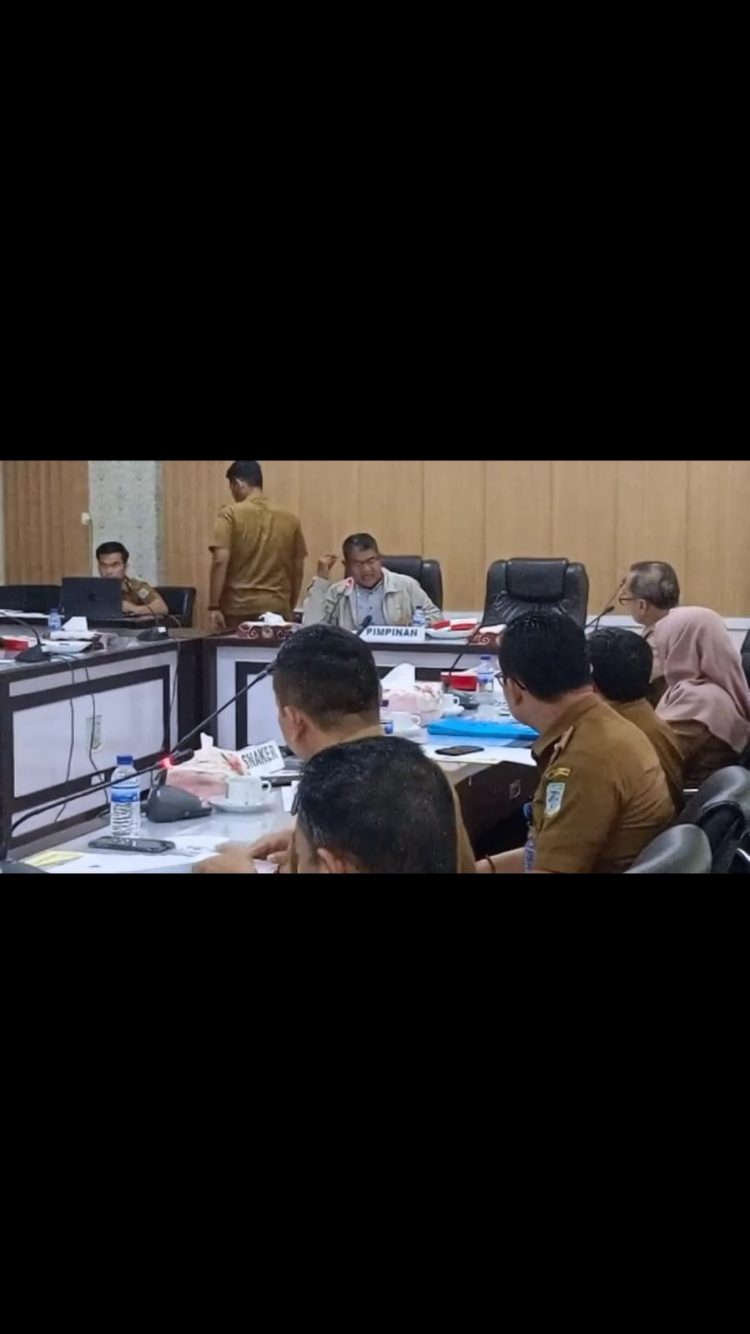 Anggota Dewan Ketua Bapemperda Sutiono Memberi Arahan Kepada Disnaker Kota Jambi (Foto: Ri3)