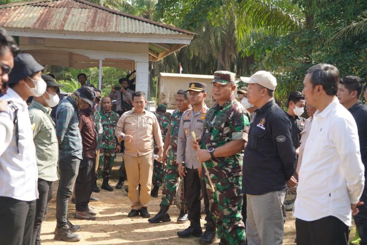 Danrem bersama Ketua DPRD saat turun ke di Desa Bungku (dok Penrem 042/Gapu)