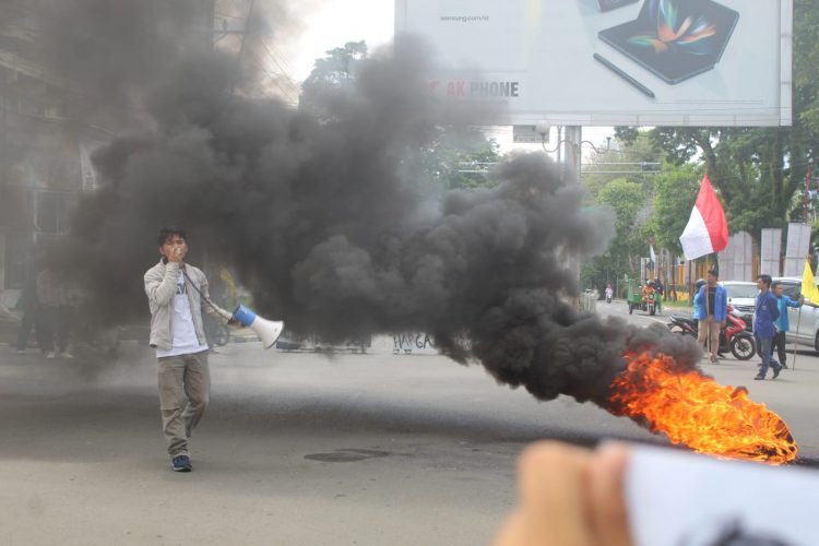 Aksi ratusan mahasiswa yang tergabung dalam PMII Kota Jambi yang menolak rencana kenaikan harga BBM Bersubsidi. (Foto: Dok Ist)