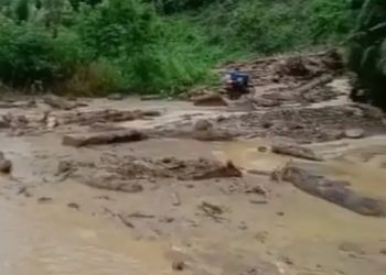 kondisi ruas jalan yang tertimbun material tanah longsor (foto: Dok Istimewa)