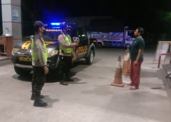 Kasat Samapta Polres Ngawi AKP Jumianto Nugroho S.H.,M.H saat berpatroli malam hari di SPBU PB Sudirman (dok: Humas Polres Ngawi)