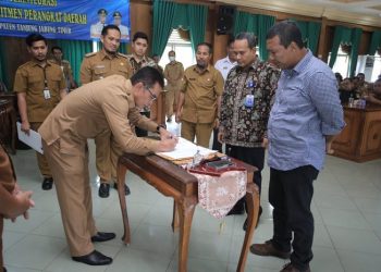 Penandatanganan pakta integritas yang disaksikan langsung oleh kepala BPKP Jambi (Dok. istimewa)