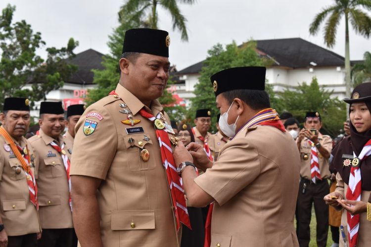 Penyematan Tanda Penghargaan Gerakan Pramuka oleh Gubernur Al Haris (Penrem 042/Gapu)