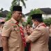 Penyematan Tanda Penghargaan Gerakan Pramuka oleh Gubernur Al Haris (Penrem 042/Gapu)