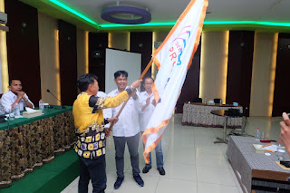 Penyerahan bendera pataka kepada Mukhtadi Putra Nusa (Dok Istimewa)