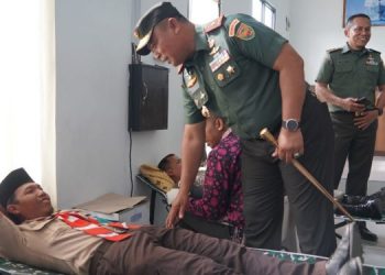 Komandan Korem 042/Gapu Brigjen TNI Supriono, S.IP., M.M menyapa salah satu pendonor darah (Dok Ist)