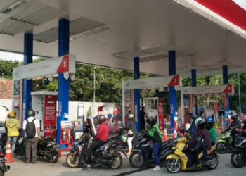 Antrean sepeda motor di SPBU Semarang mengular panjang usai kenaikan harga BBM (foto ist)