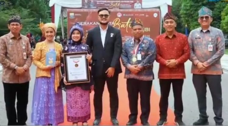 Ketua TP PKK Provinsi Jambi Hj. Hesnidar Haris Foto bersama Tim Rekor Muri (Dok Ist)