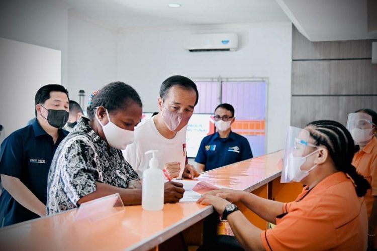 Presiden Joko Widodo bersama Menteri BUMN, Erick Thohir di Kantor Pos Cabang Sentani (Dok Istimewa)