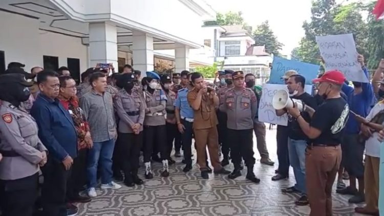 Para Pendemo Orasi Didepan Anggota Dewan Kota Jambi. (Ndo)