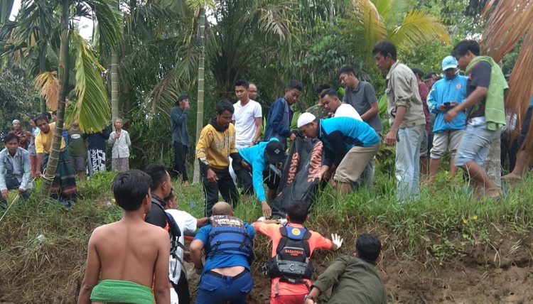 Tim SAR Gabungan Evakusi Jenazah ABK bersama Masnyarakat Setempat (Foto:Humas Basarnas)