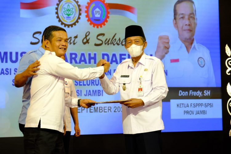 Wakil Gubenur Jambi Berjabat Tangan dengan Ketua Prov. Jambi F,sppp-spsi Don Fredy  (foto: Diskominfo)