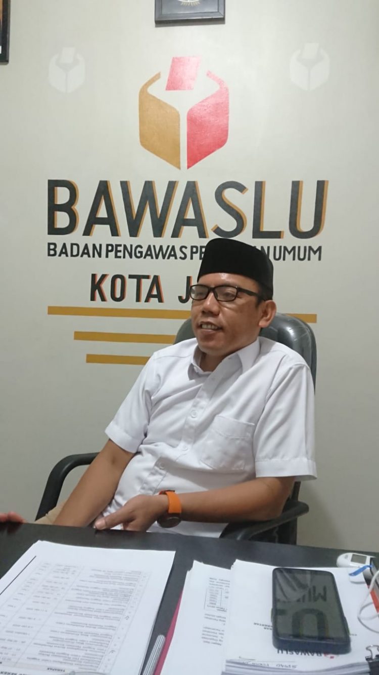 Komisioner Bawaslu Kota Jambi kordinator divisi SDM dan Organisasi  Hasbullah, S.Ag,M.Pd (Foto:Rch)