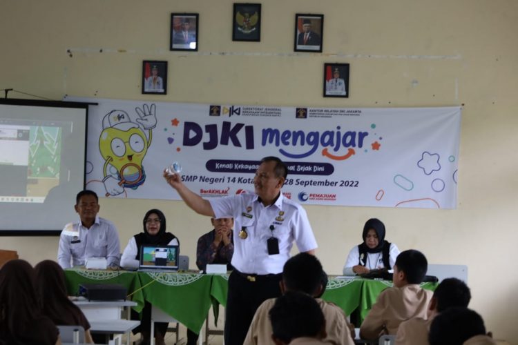 antor Wilayah Kementerian Hukum dan HAM Jambi yang dipimpin oleh Tholib selaku Kakanwil melaksanakan kegiantan DJKI Mengajar (foto : HUMAS Kanwil Kemenkumham Jambi)