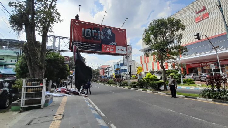 Tim terpadu Kota Jambi Eksekus Spanduk Reklame (Dok Ist)