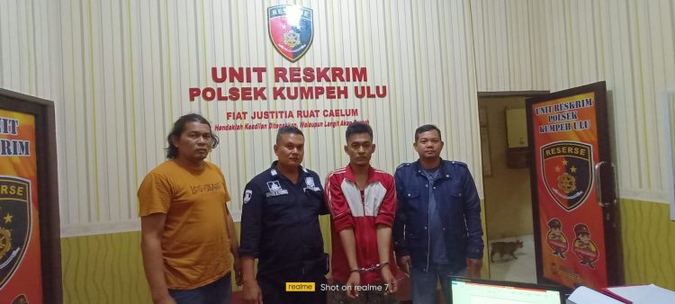 Tersangka kasus Pungli di Mapolsek Kumpe Ulu dengan tangan diborgol (dok istimewa)