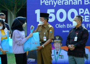 Wakil Gubernur Jambi Drs. H. Abdullah Sani, M.Pd.I. membagika Pake smbako Secara Simbolis (Foto:Tim Kominfo)