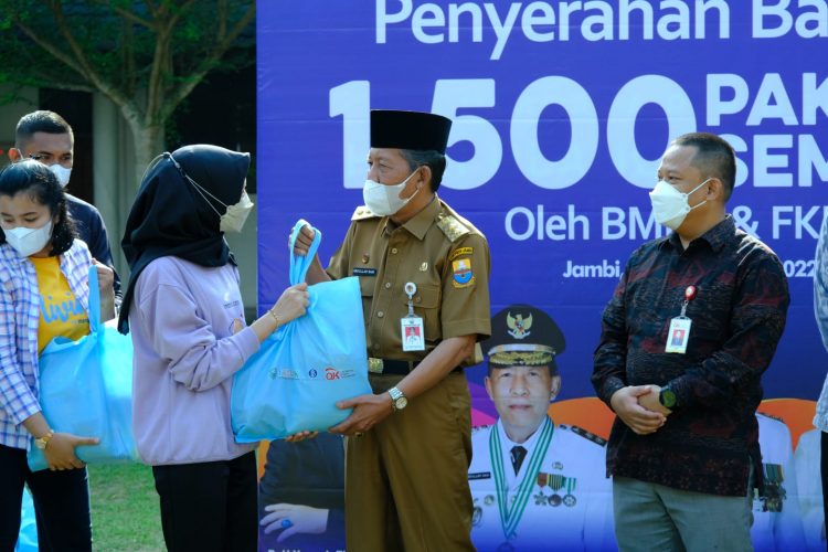 Wakil Gubernur Jambi Drs. H. Abdullah Sani, M.Pd.I. membagika Pake smbako Secara Simbolis (Foto:Tim Kominfo)