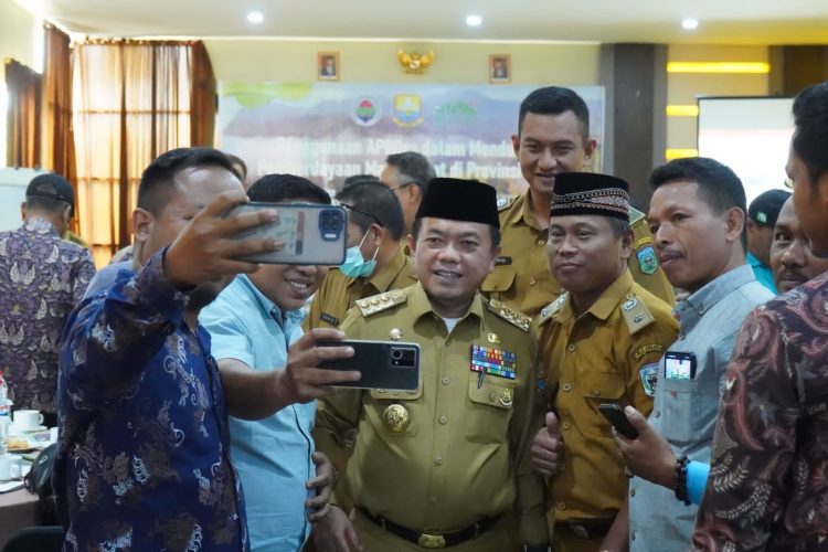 Gubernur Jambi, Dr.H.Al Haris,S.Sos.,M.H., Selfie bersama Kades Se-Provinsi Jambi (Foto:Tim Kominfo)